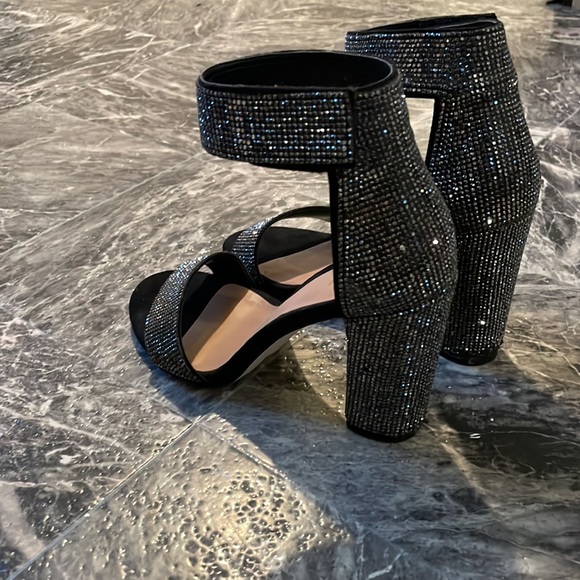 Casual Chic Sandals - Picture 5 of 7